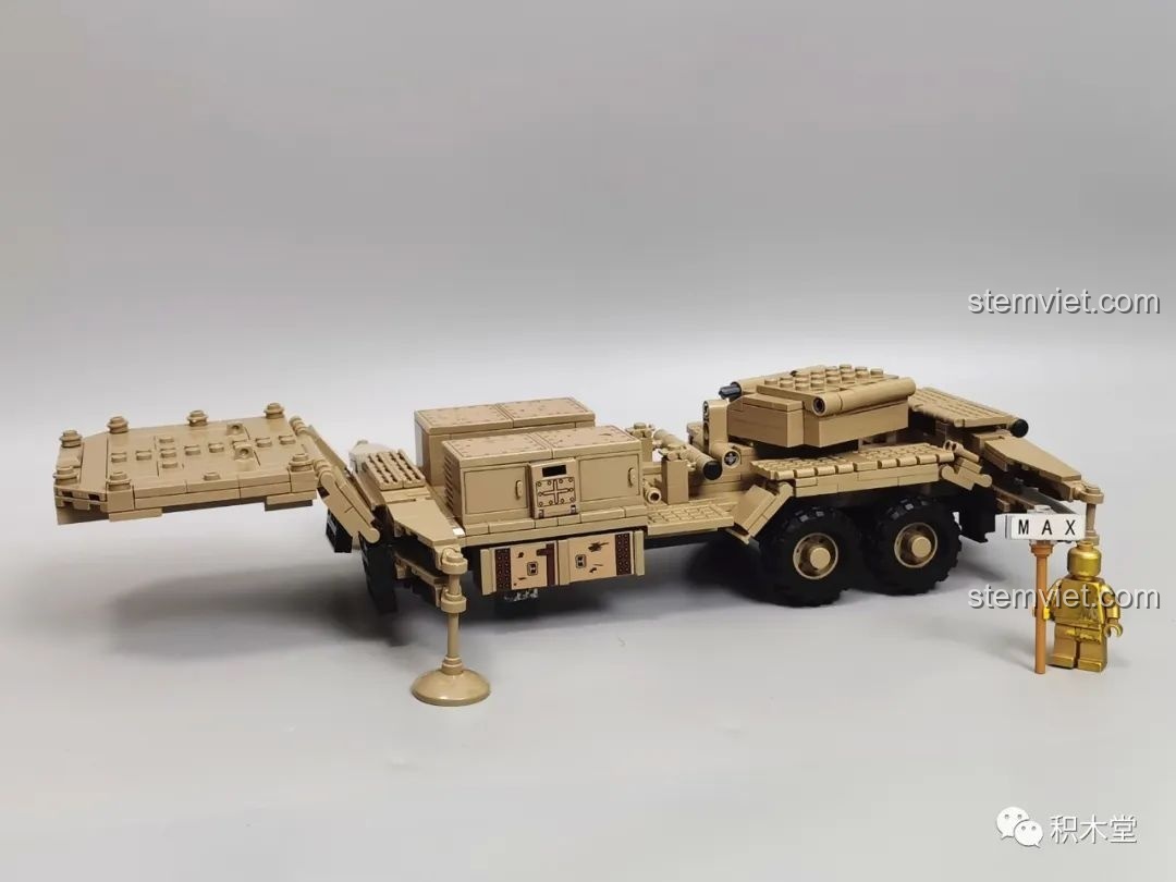 Rơ-moóc của Hệ thống phòng không di động M983 đã được lắp ráp hoàn chỉnh với các chi tiết.