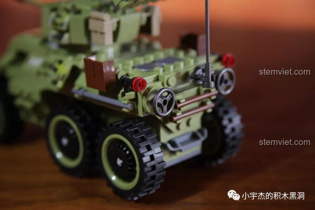 Cận cảnh hệ thống phóng rocket và các chi tiết ngụy trang trên xe bọc thép Panlos Brick 631007.