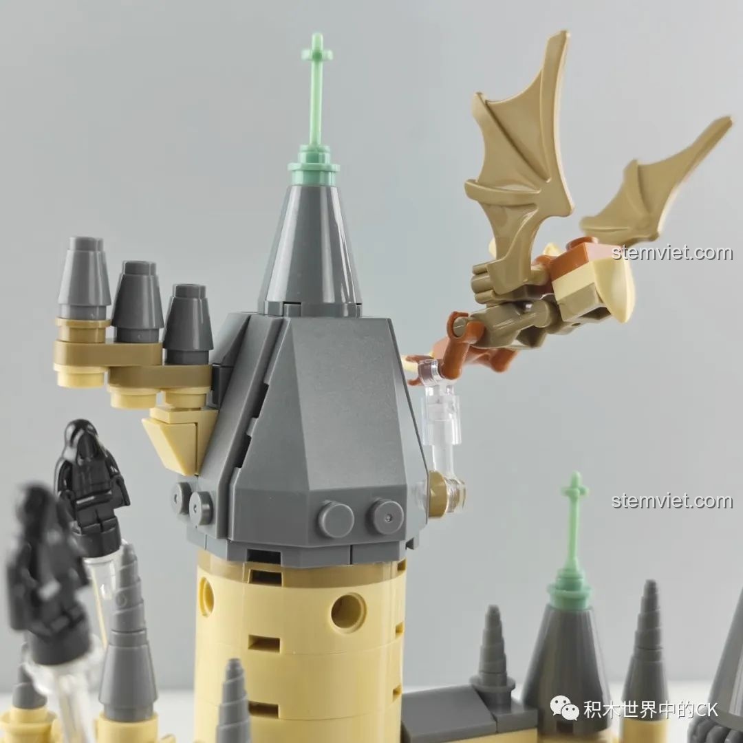 Cận cảnh mô hình rồng Đuôi Gai Hungary trên đỉnh tháp của bộ đồ chơi mô hình Lâu đài Hogwarts.