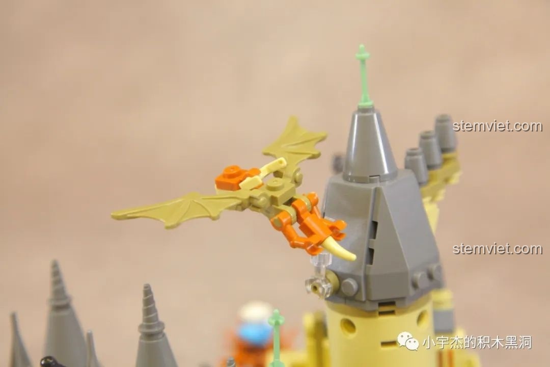 Chi tiết rồng trên đỉnh tháp của bộ đồ chơi lắp ghép Meiji 13010 giá hời, góc nhìn khác.