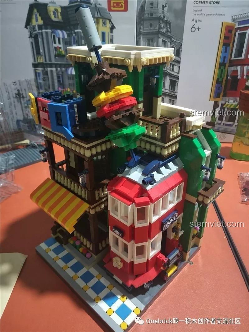 Lắp ráp các chi tiết trên sân thượng của Nhà hàng BBQ WANGE 6313, bao gồm một chiếc burger khổng lồ.