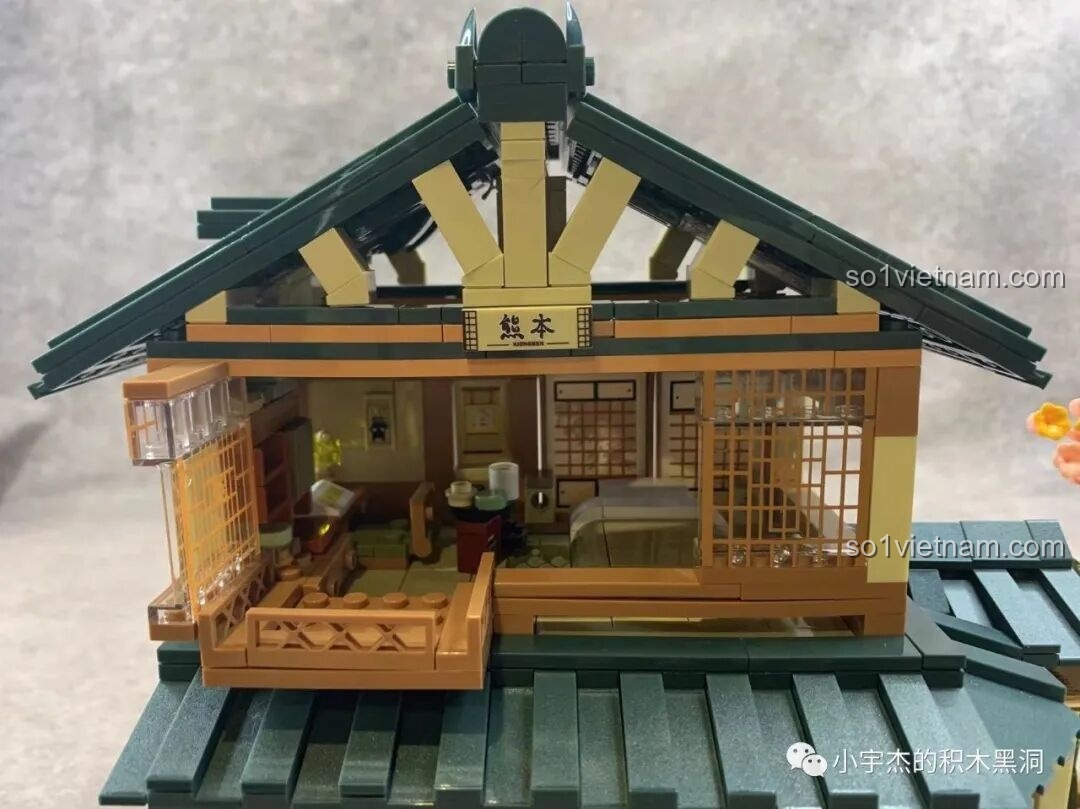 Chi tiết sân vườn bên ngoài của đồ chơi inbrixx 880018 Ngôi Nhà Nhật Bản Kumamon, với cầu và thác nước.