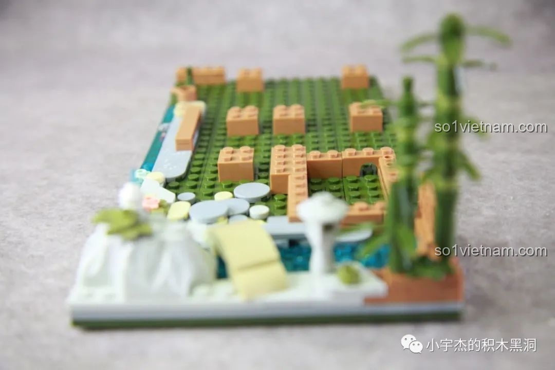 Cận cảnh chi tiết sân vườn của mô hình inbrixx 880018 Ngôi Nhà Nhật Bản Kumamon, với cầu nhỏ và hồ nước.