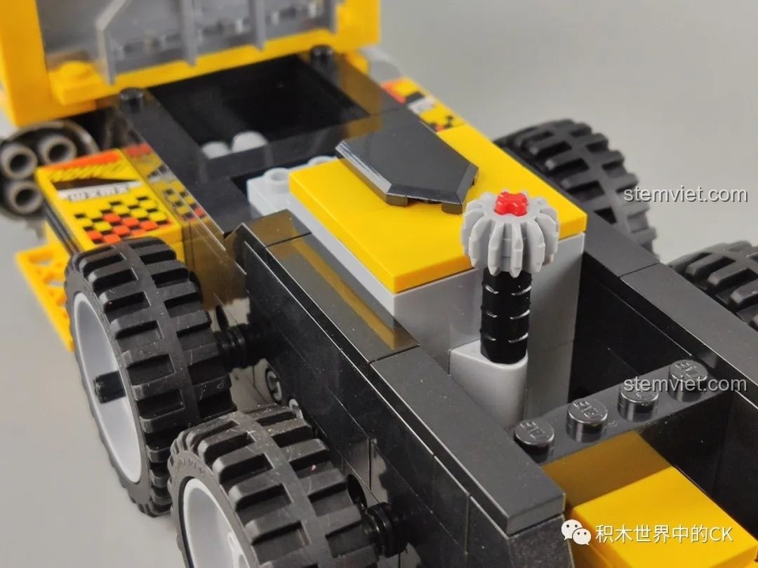 Chi tiết phía sau cabin của mô hình xe tải QMAN 42108.