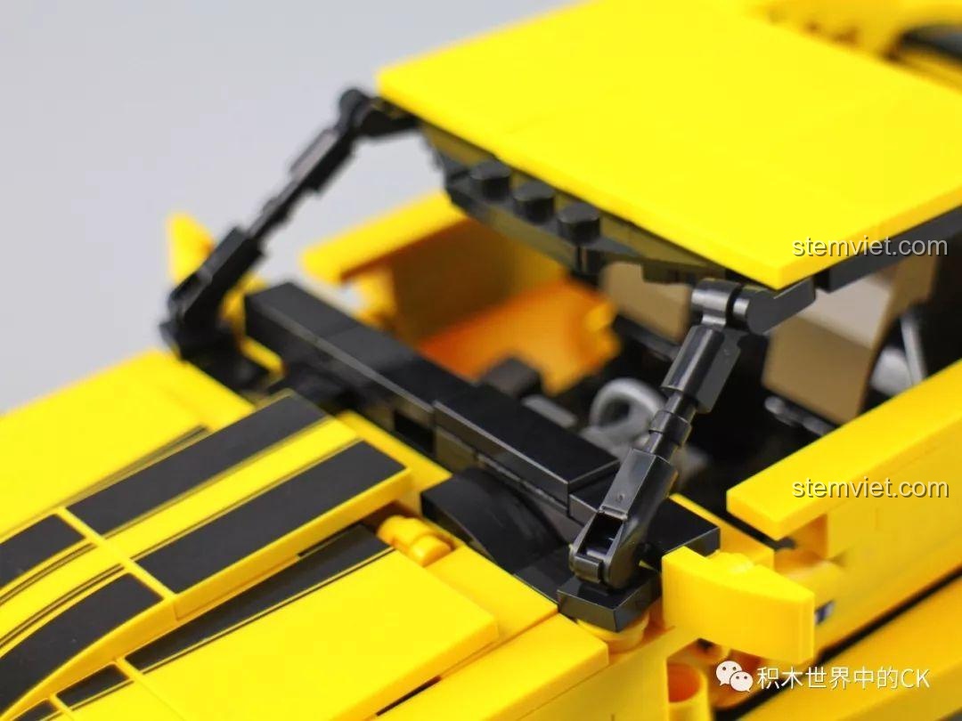 Chi tiết khớp nối của kính chắn gió trên mô hình SEMBO 701504, sử dụng các mảnh ghép Technic.