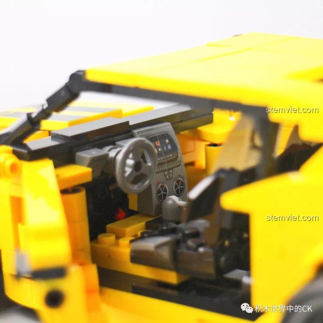 Cận cảnh nội thất của mô hình Siêu xe Camaro 701504 với vô lăng và bảng điều khiển chi tiết.