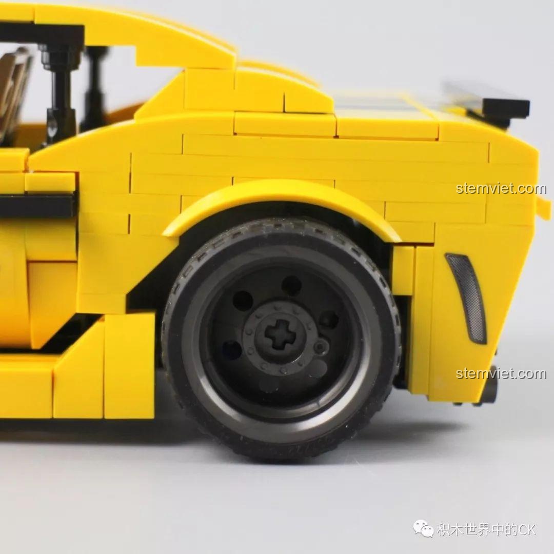Cận cảnh bánh sau và vòm bánh của đồ chơi lắp ghép Xe đua Chevrolet Camaro Bumblebee SEMBO.