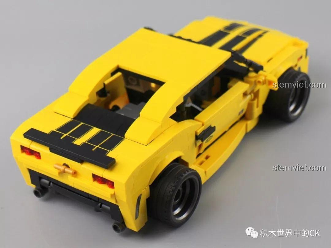 Góc nhìn từ trên cao của mô hình Bumblebee 701504, làm nổi bật hai sọc đen thể thao trên nền vàng.