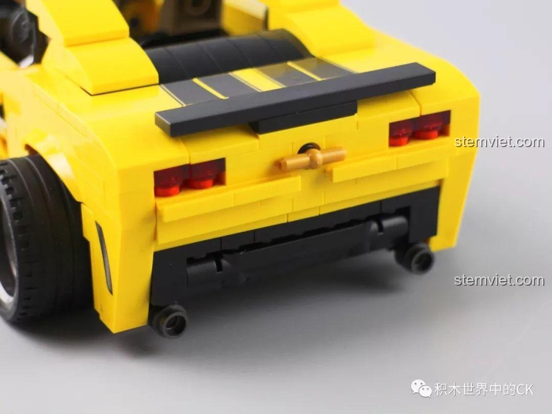 Chi tiết cản sau và gầm xe của mô hình Bumblebee 701504, thiết kế chắc chắn và gọn gàng.