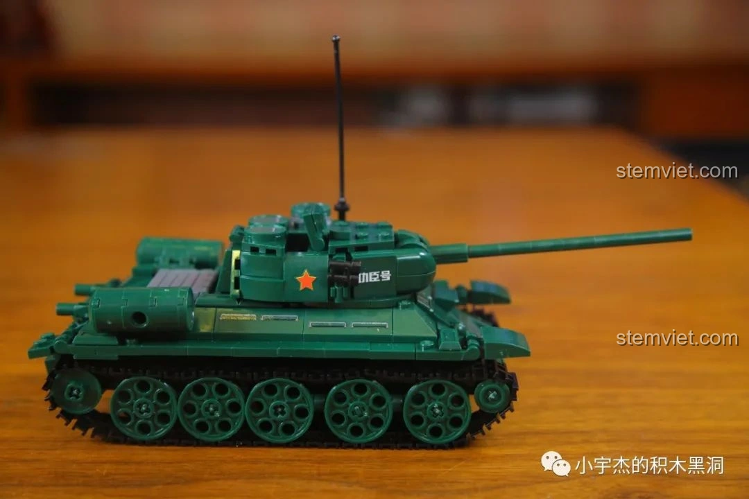 Cận cảnh số 215 và ngôi sao đỏ trên tháp pháo của mô hình Xe Tăng 215 Sluban M38-B0982.