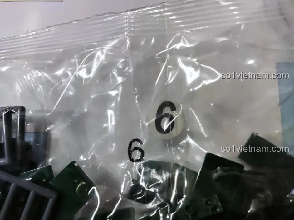 Túi chi tiết của Sluban với số 6 và 9 được in rất giống nhau, gây khó khăn trong việc phân loại.