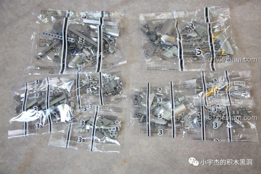 Hai bộ chi tiết vỏ xe màu bạc giống hệt nhau, cho thấy có sự thừa chi tiết trong quá trình đóng gói của bộ MJ Blocks 8620A.