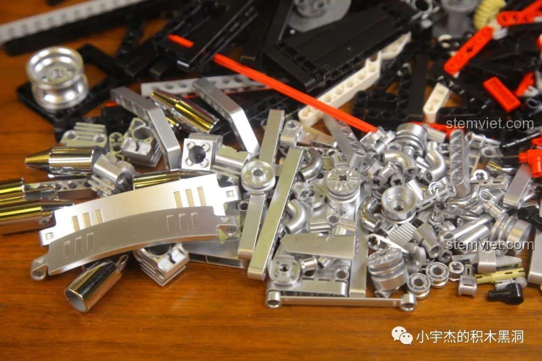 Cận cảnh các chi tiết được sơn bạc lấp lánh trong bộ đồ chơi mô hình xe đua công nghệ cao BrickCool.