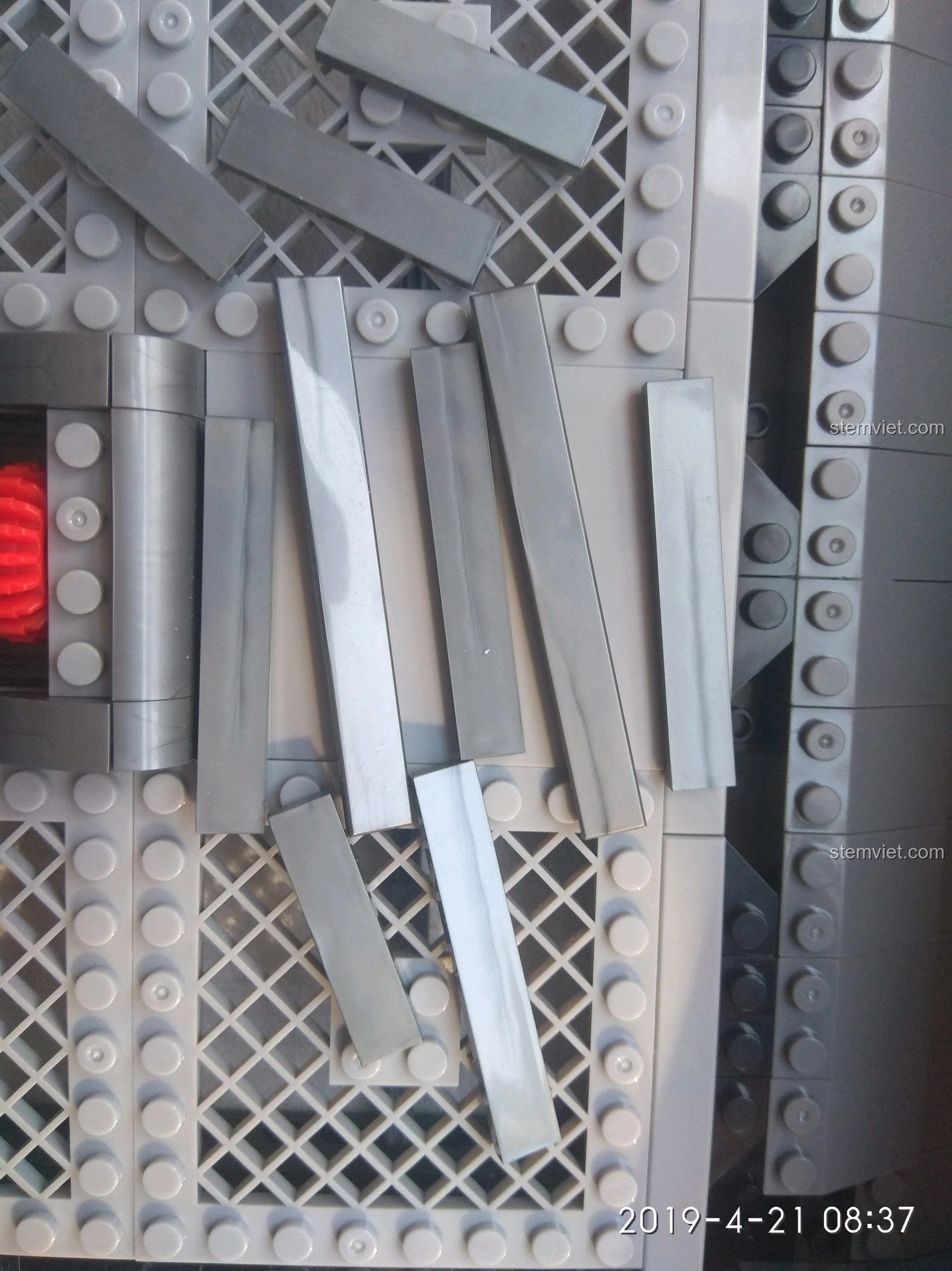 Cận cảnh các chi tiết sơn của đế trưng bày trong bộ Đế Trưng Bày Voltron Bách Thú Vương SY 1130.