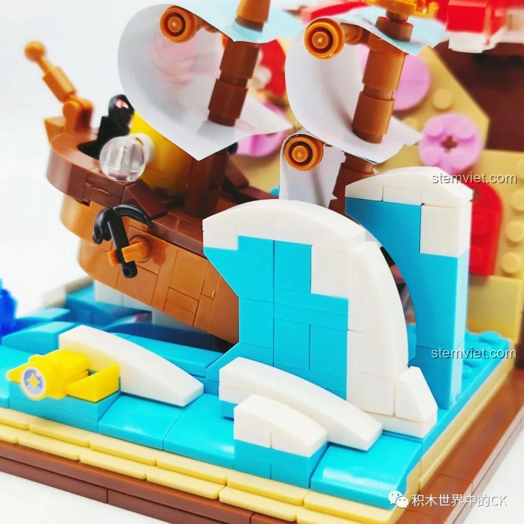 Chi tiết sóng biển cuộn trào của đồ chơi xếp hình Diorama biển KY7069, tạo cảm giác chuyển động và phiêu lưu dưới đại dương.