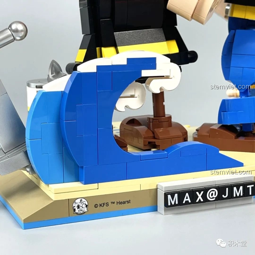 Chi tiết sóng biển được tạo hình uốn lượn trong bộ lắp ráp Pantasy 86401 Thủy thủ Popeye.