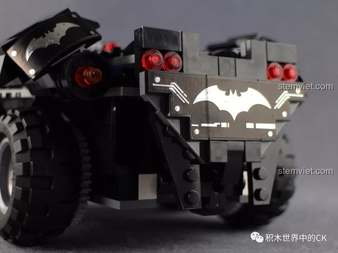 Cận cảnh sticker lớn ở đuôi xe của đồ chơi Xe của Batman Mould King 13020. Đánh giá Mould King 13020 Xe chiến đấu của Batman.