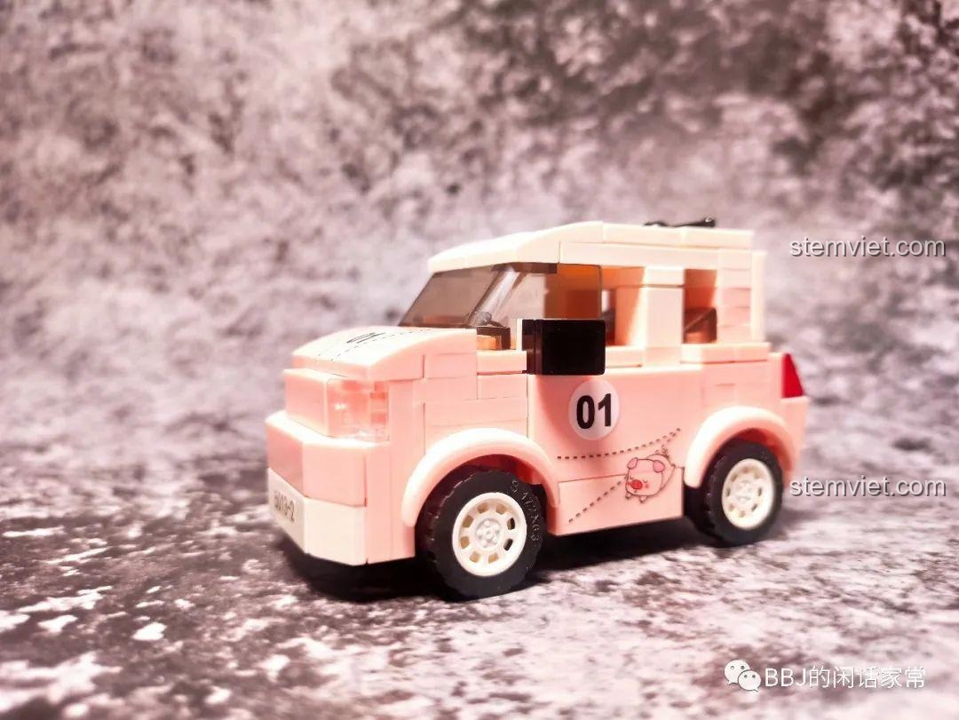 Cận cảnh sticker hình chú heo con dễ thương được dán trên thân xe của mô hình SY 5013.