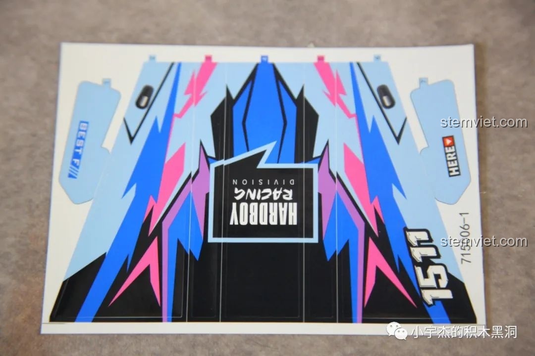 Chi tiết sticker cho phần mui xe của bộ lắp ráp SEMBO 715006, thiết kế đồ họa ấn tượng.