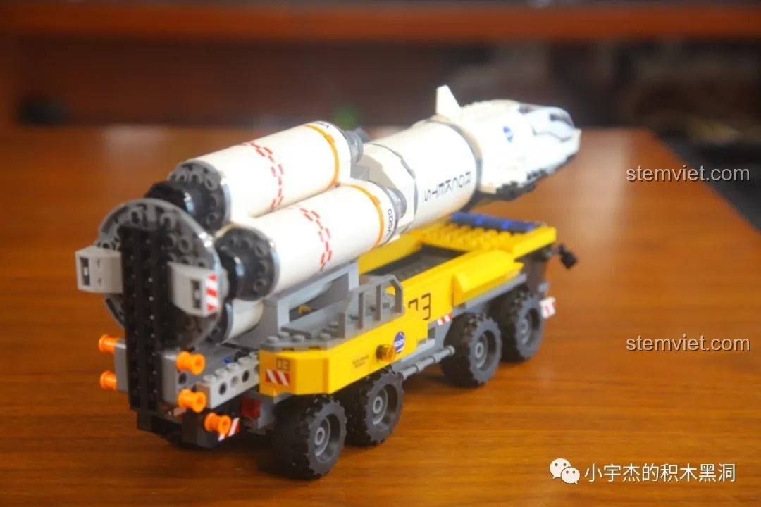 Góc nhìn từ bên cạnh của mô hình GUDI 10803, các chi tiết sticker nổi bật.