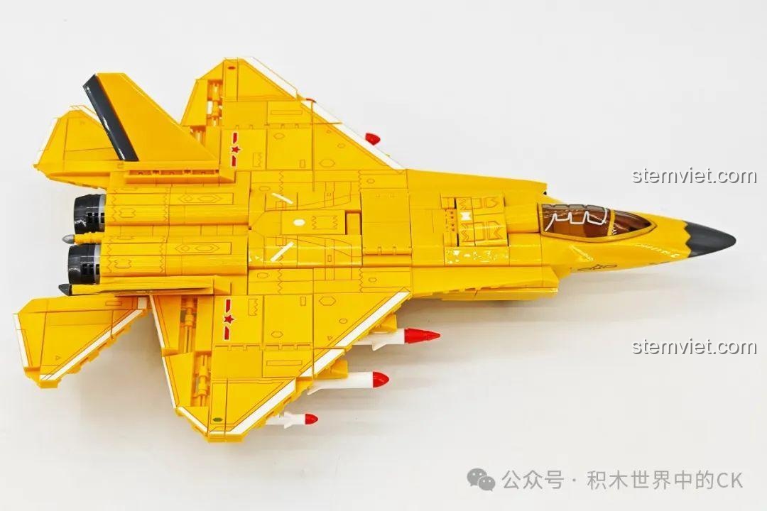 Ảnh chụp từ trên cao của mô hình máy bay chiến đấu J-35 SEMBO 202254, làm nổi bật các sticker.