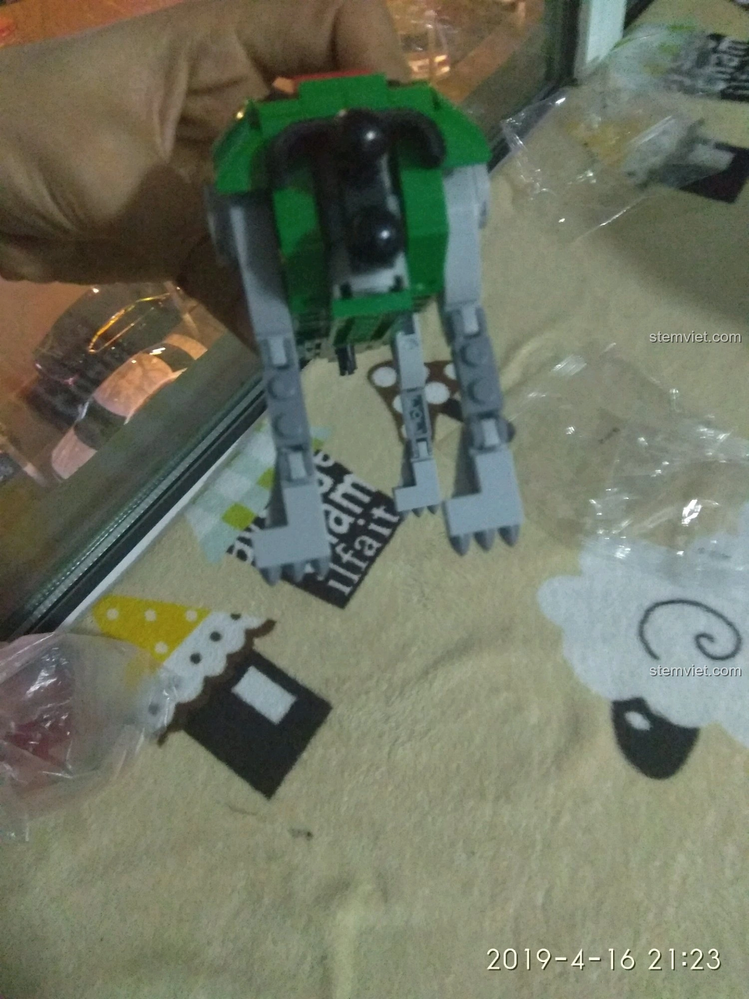 Góc nhìn khác của chú sư tử số 5 từ bộ Đế Trưng Bày Voltron Bách Thú Vương SY 1130, thể hiện chi tiết.