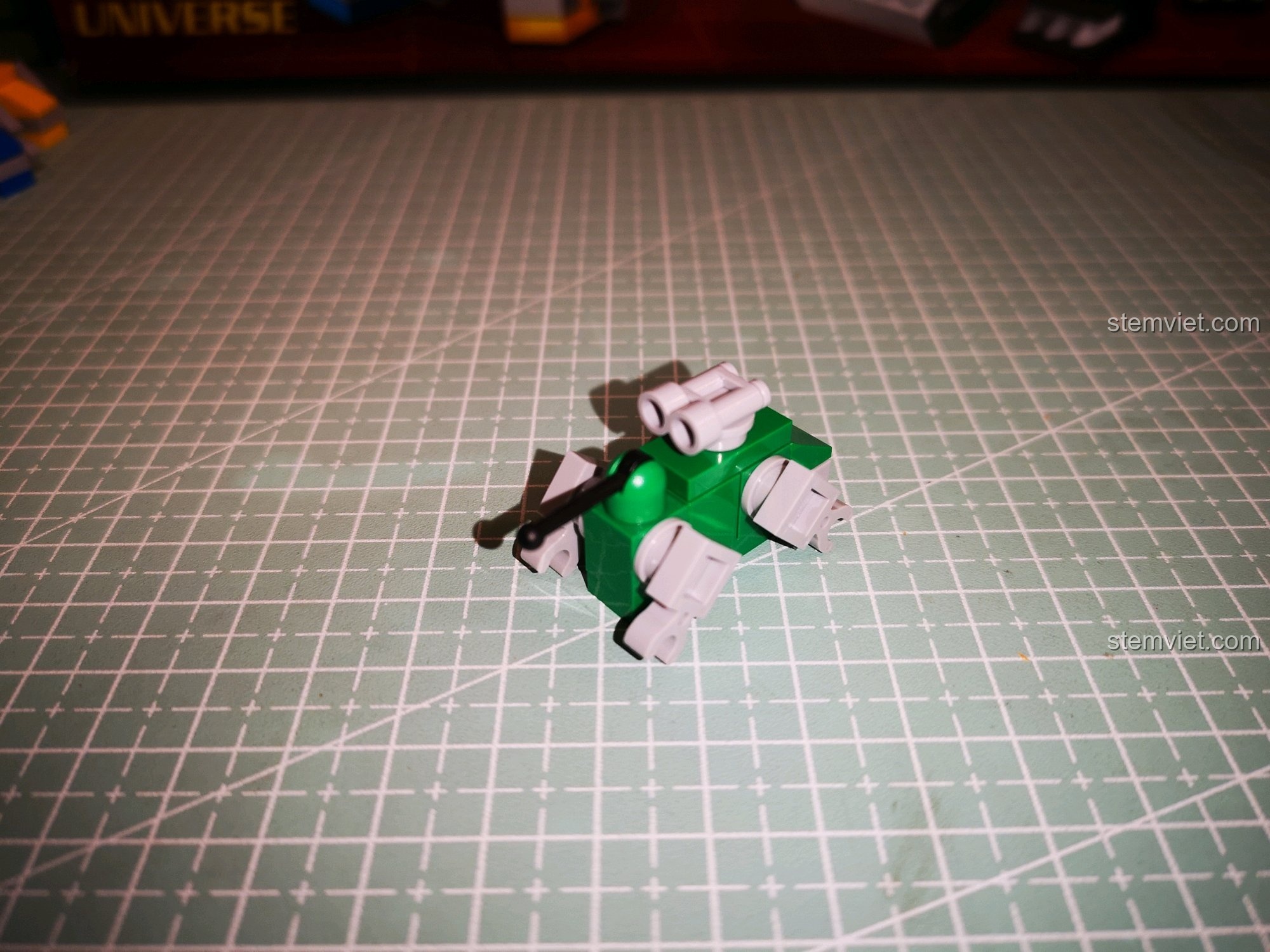 Góc nhìn khác của mô hình Sư tử Xanh lá mini, làm nổi bật các chi tiết vũ khí trên lưng.