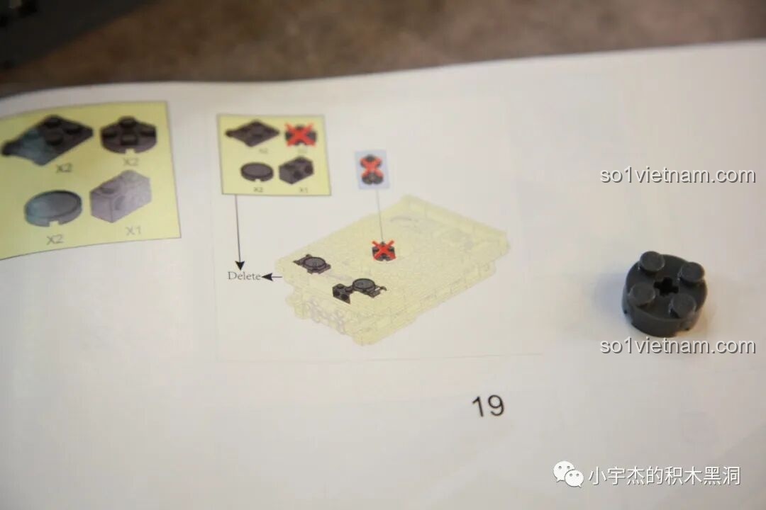 Một chi tiết được sửa đổi trong sách hướng dẫn lắp ráp Sluban M38-B0851, cho thấy sự cải tiến của sản phẩm.