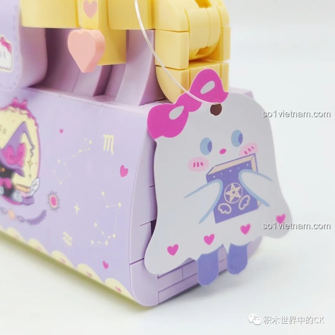 Cận cảnh tag trang trí hình ma nhỏ cầm sách phép trên túi xách Wekki 516910.