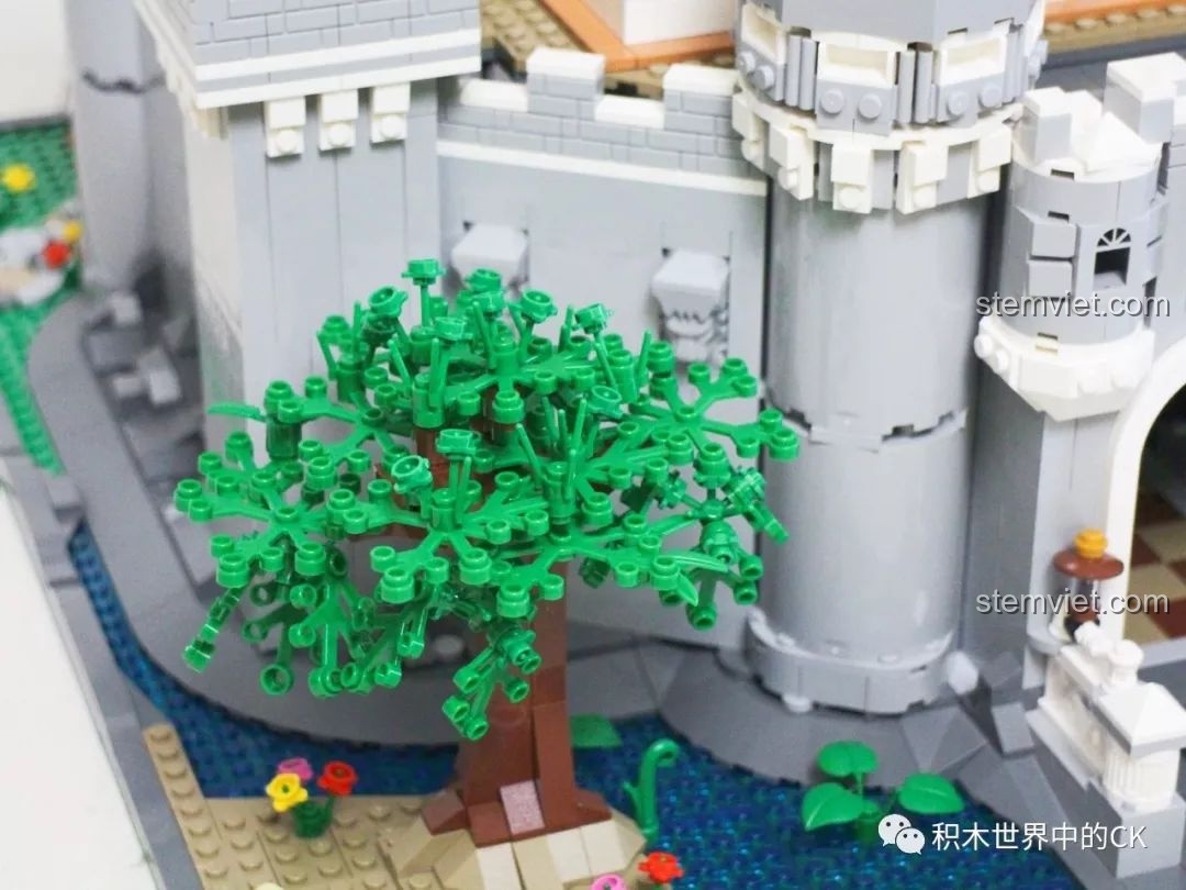 Chi tiết tán lá của cây xanh trong mô hình Lâu đài Disney, thể hiện sự phức tạp và tinh tế.