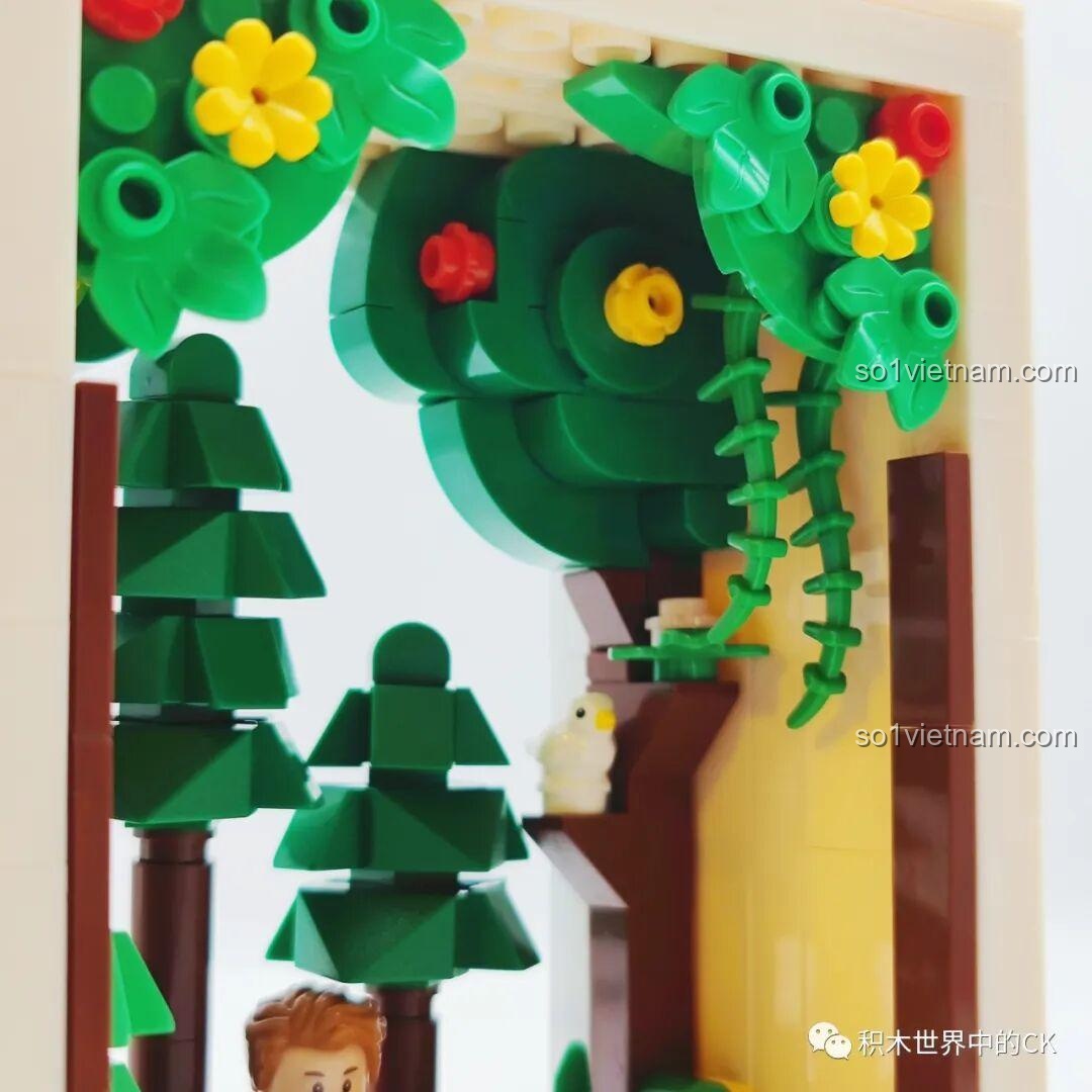 Cận cảnh chi tiết tán lá cây và những chú chim trắng trong khu rừng của bộ lắp ghép Nàng Bạch Tuyết.