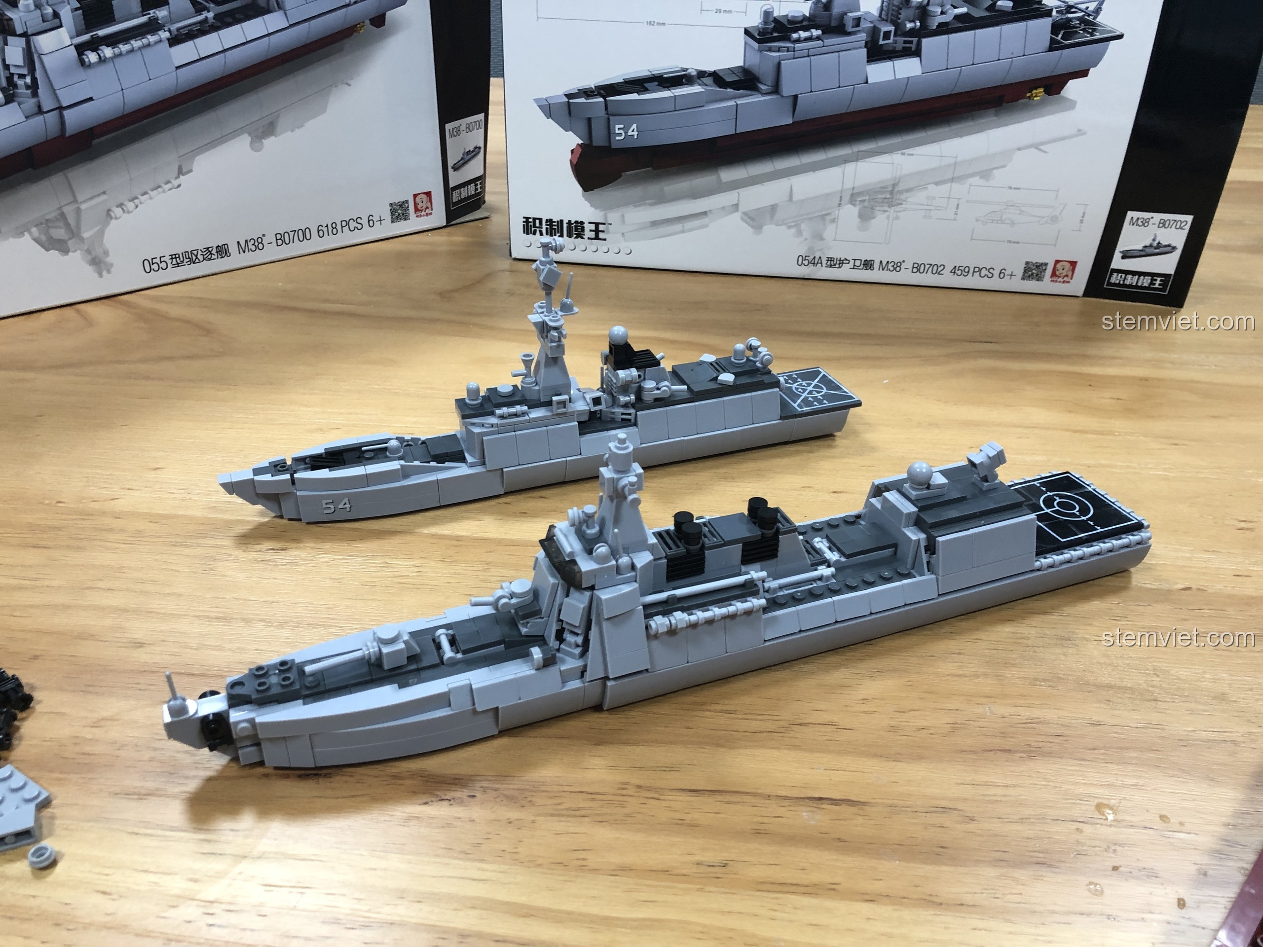 Góc nhìn từ phía sau của hai mô hình tàu chiến Sluban, cho thấy chi tiết sàn đáp trực thăng và các loại vũ khí.