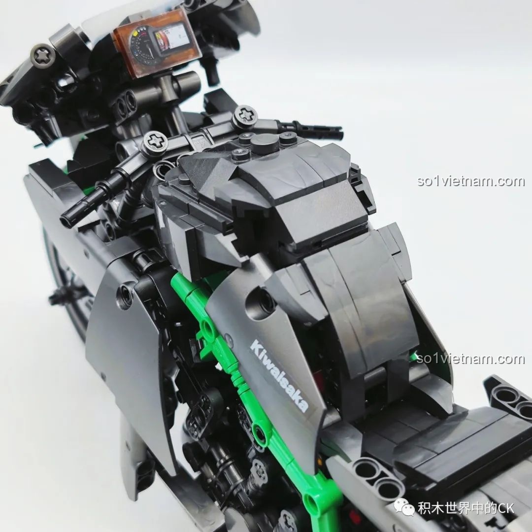 Chi tiết tay lái và đồng hồ của bộ xếp hình Huyền thoại tốc độ Kawasaki ZHEGAO giá rẻ.