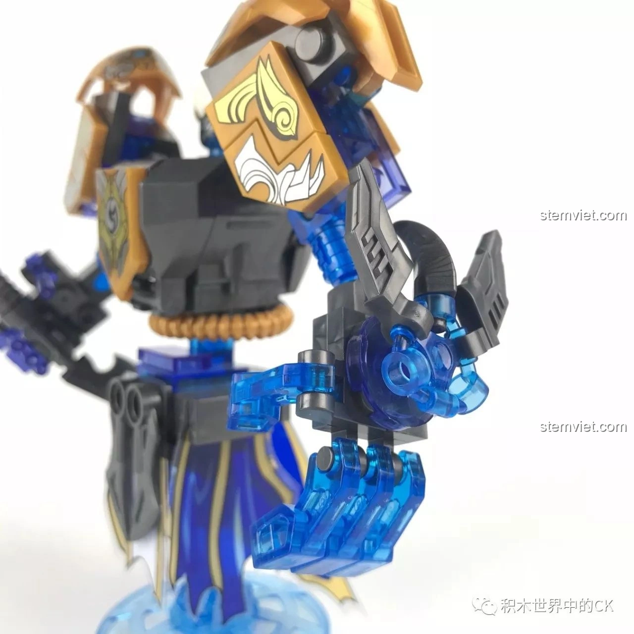 Chi tiết tay trái của Mô hình Mecha Chung Quỳ SEMBO 11858, với lưỡi hái nhỏ và khớp nối linh hoạt.