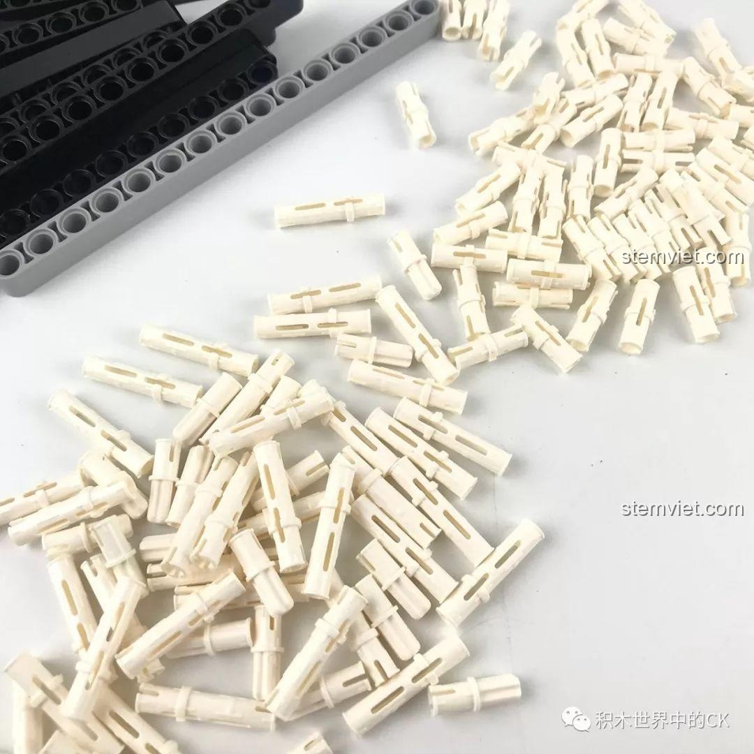 Các chốt và trục Technic màu trắng và xám của bộ lắp ghép Nỏ ráp Technic 7016 giá hời.