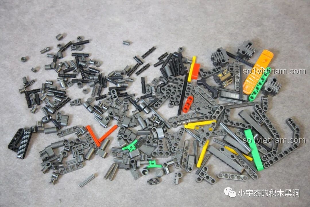 Toàn bộ các chi tiết Technic từ túi số 1 của bộ ZHEGAO QJ5183 được đổ ra, chủ yếu là màu xám bạc và các trục nối.