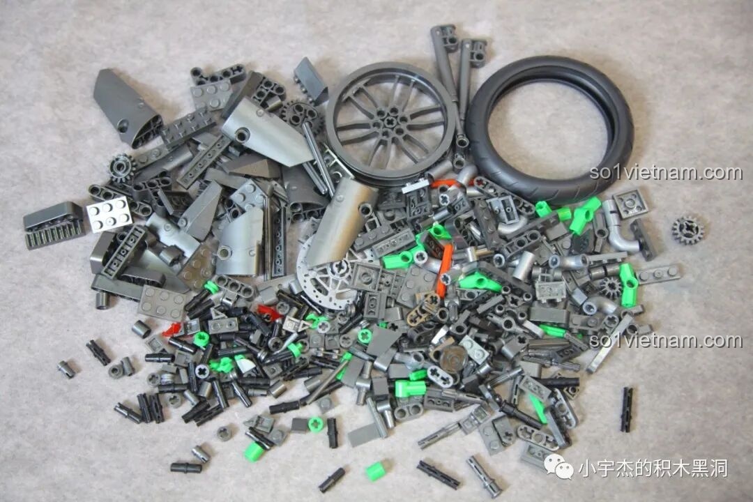 Toàn bộ chi tiết từ túi số 2 của bộ ZHEGAO QJ5183, bao gồm bánh xe trước, lốp và các mảnh ốp thân xe màu xám.