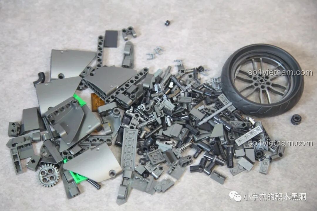 Các chi tiết trong túi số 3 của bộ ZHEGAO QJ5183, bao gồm bánh sau, lốp và các mảnh ốp để hoàn thiện mô hình xe.