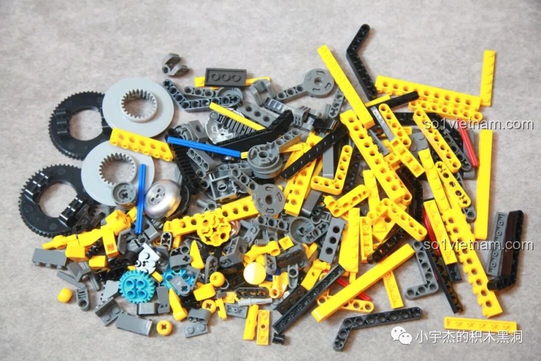 Các chi tiết Technic từ túi số 5, là nền tảng để xây dựng một chiếc chân vững chắc cho robot Bumblebee.