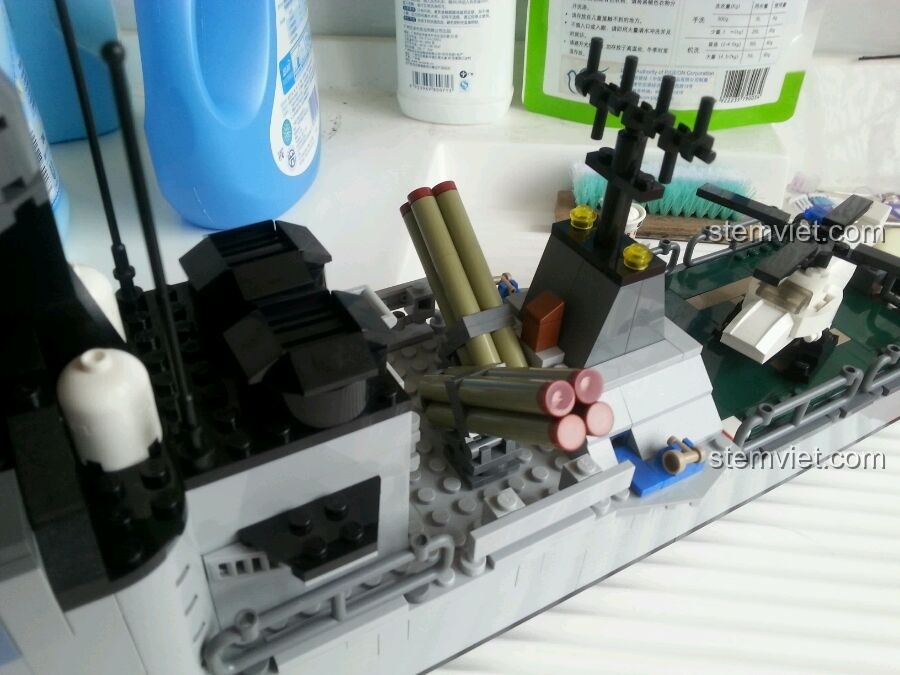 Cận cảnh hệ thống tên lửa và các chi tiết nhỏ trên boong tàu của mô hình GUDI 8026 Tàu Hộ Vệ Tên Lửa đã hoàn chỉnh.