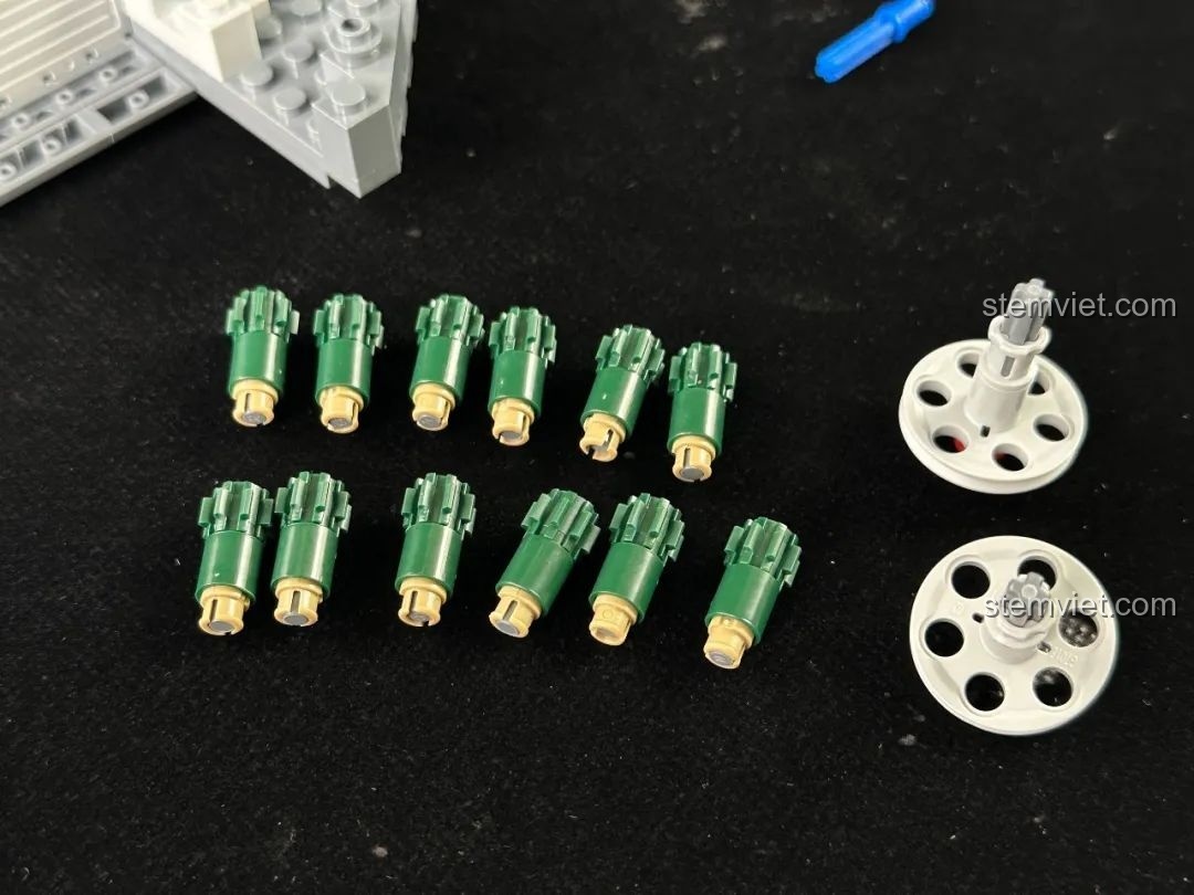 Các chi tiết tên lửa nhỏ của bộ đồ chơi lắp ghép máy bay ném bom chiến lược H-20 639026 đang chờ được lắp ráp.