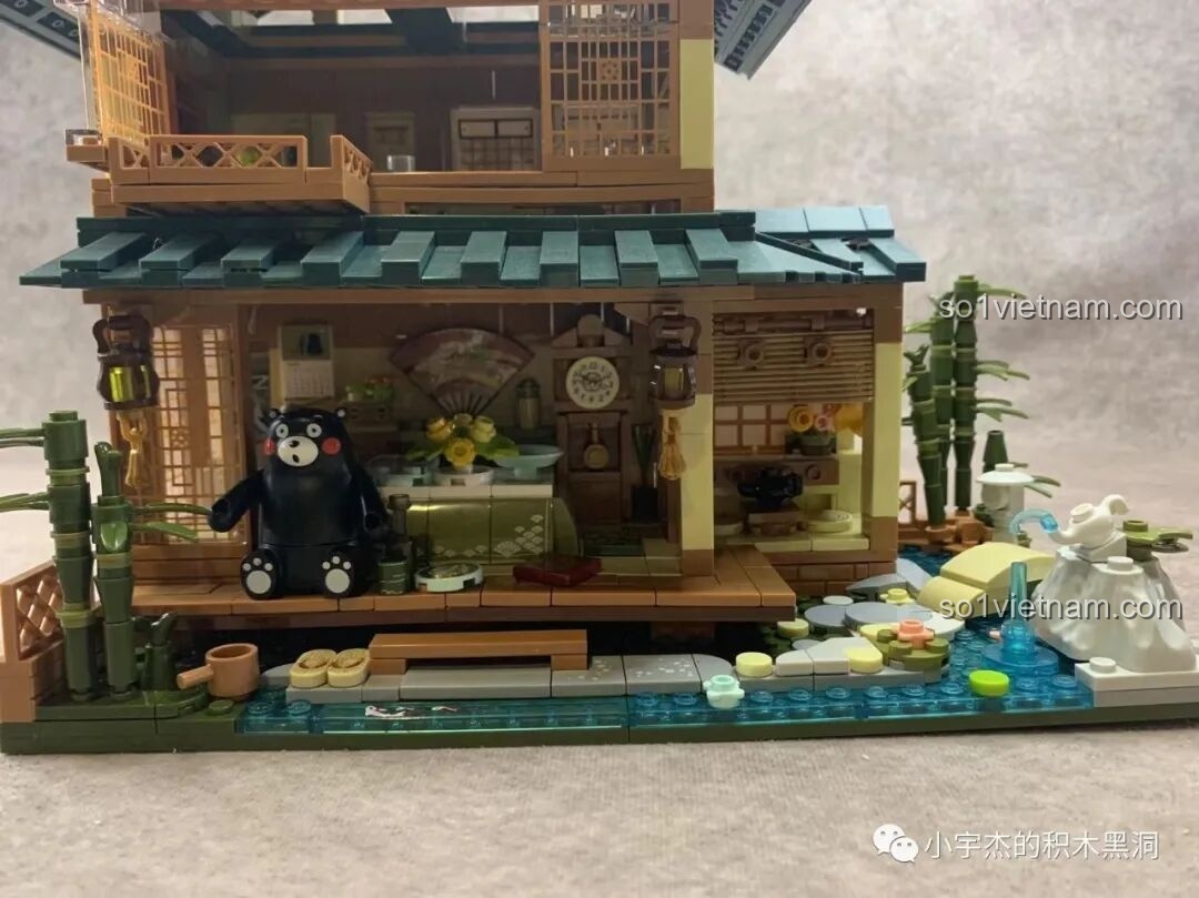 Cận cảnh chi tiết thác nước và hồ cá trong mô hình inbrixx 880018 Ngôi Nhà Nhật Bản Kumamon.