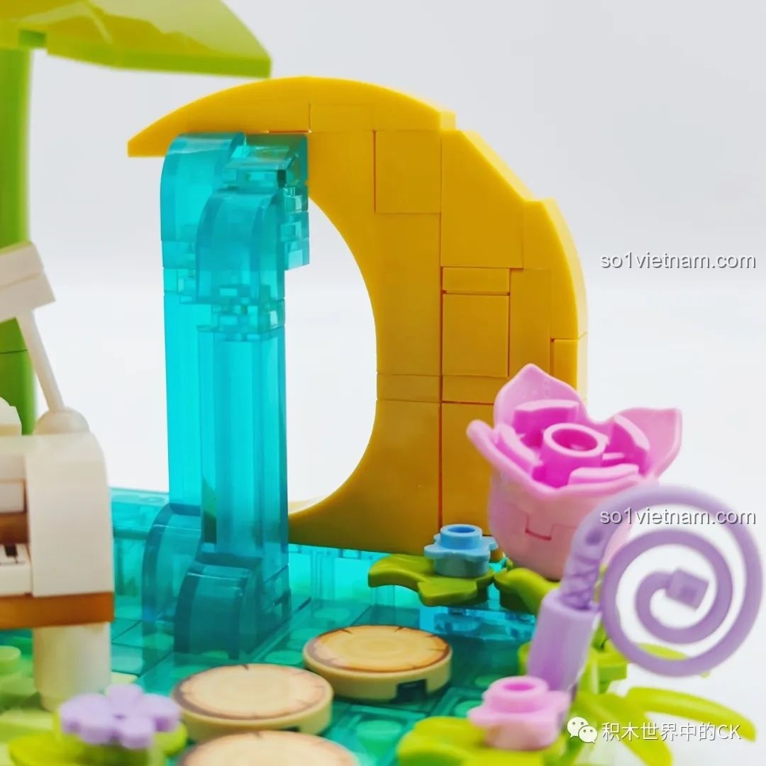 Cận cảnh chi tiết thác nước trong xanh và vầng trăng khuyết màu vàng trong mô hình.