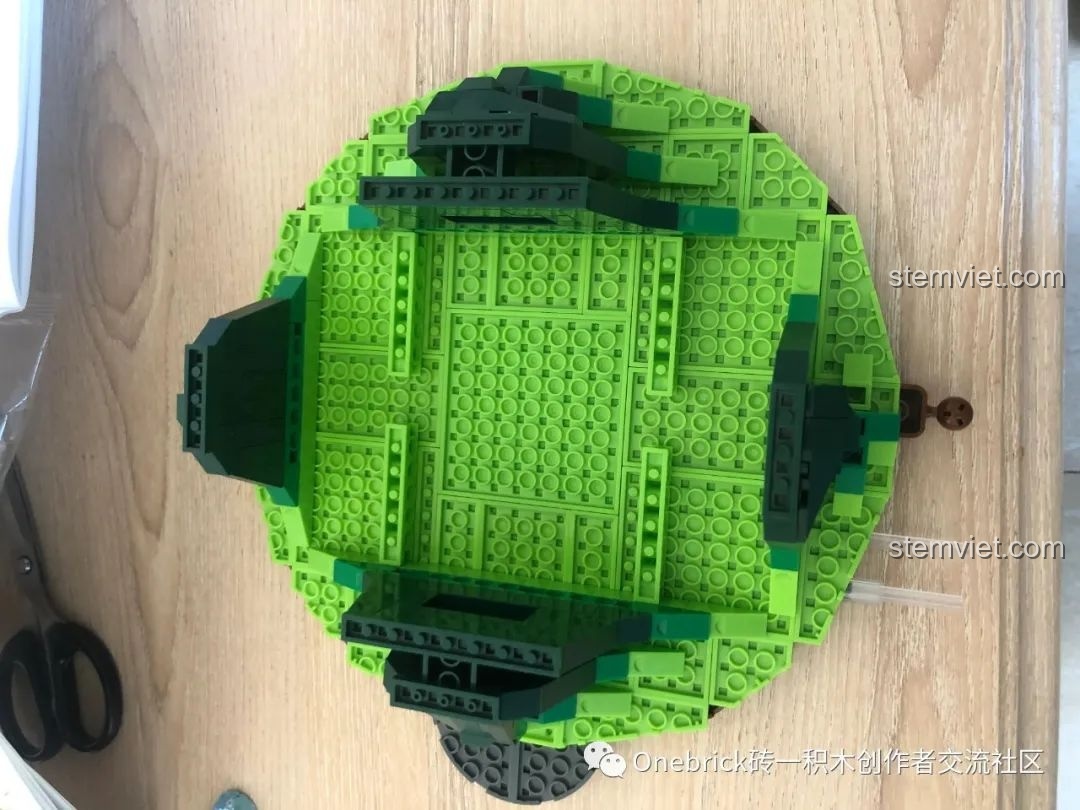 Chi tiết thác nước và cây xanh của Thanh Long Các Sluban M38B0936, tạo cảnh quan sống động.