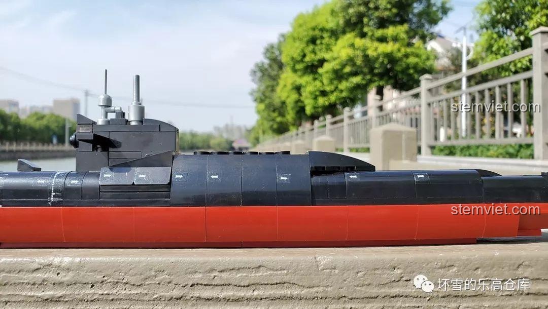 Cận cảnh chi tiết thân tàu ngầm Sluban M38-B0703, cho thấy các đường nét và vị trí dán decal.