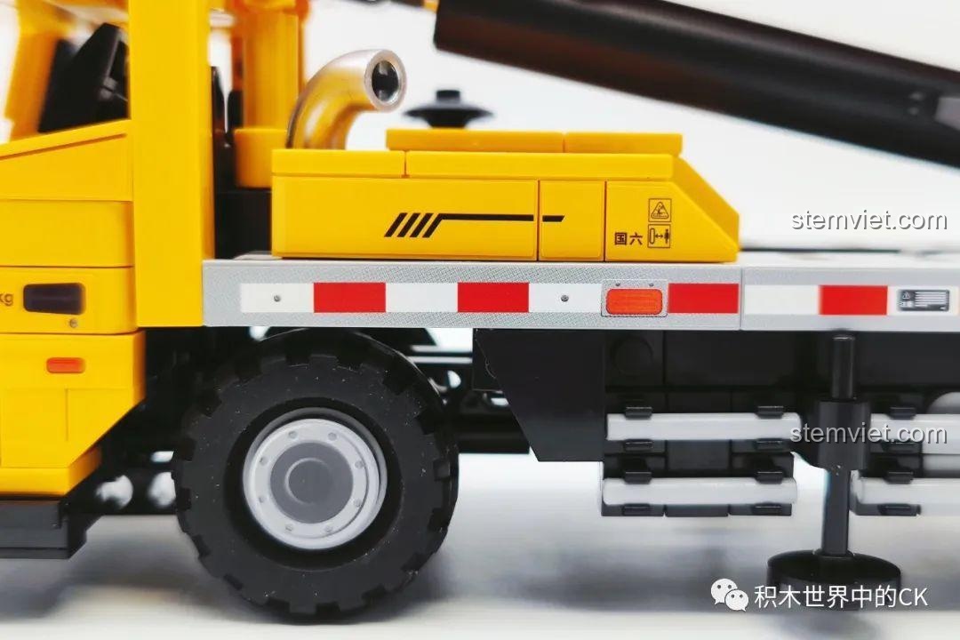 Chi tiết thân xe của mô hình SEMBO 712022 với bánh xe, ống xả và các bộ phận khác.