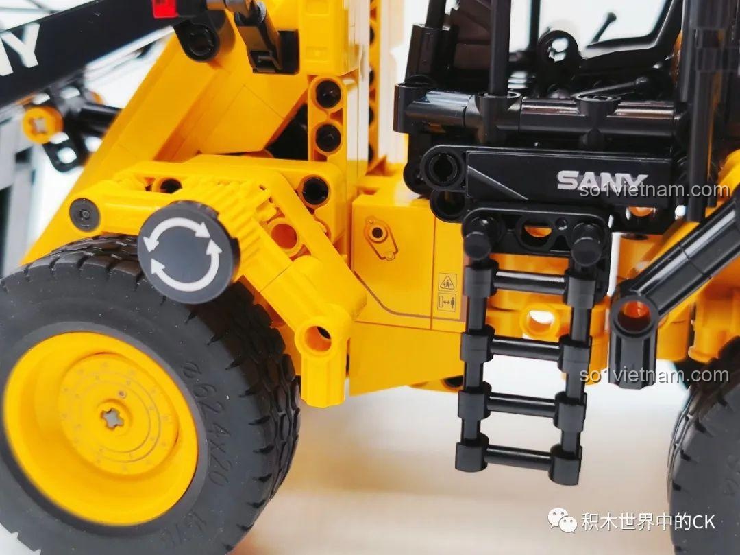 Chi tiết thang leo và khu vực khớp nối thân xe của mô hình Sembo 712016, thể hiện sự tỉ mỉ trong thiết kế.