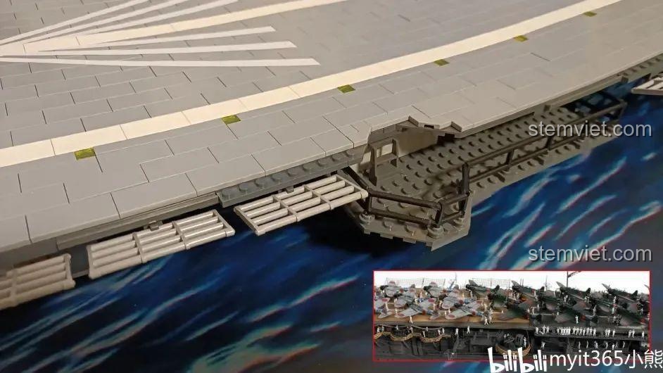 Chi tiết thang máy nâng máy bay bên hông tàu sân bay MOC, so sánh với hình ảnh thực tế.