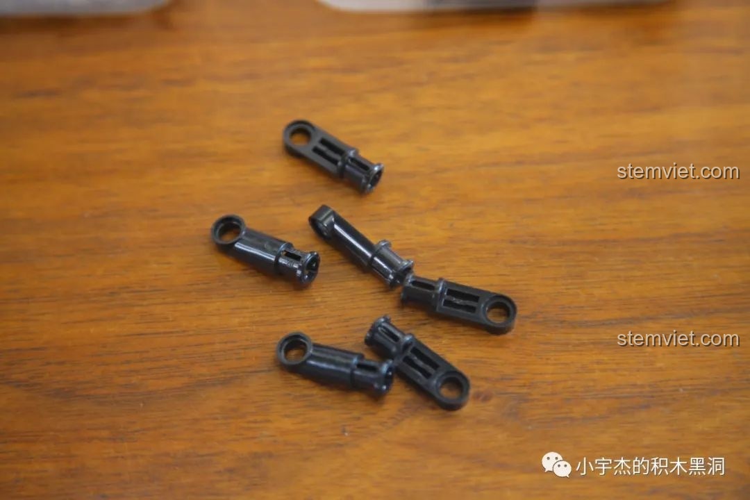 Cận cảnh các chi tiết thanh nối dài kiểu mới trong bộ lắp ráp xe ba gác chở khách kiểu xưa 50015.