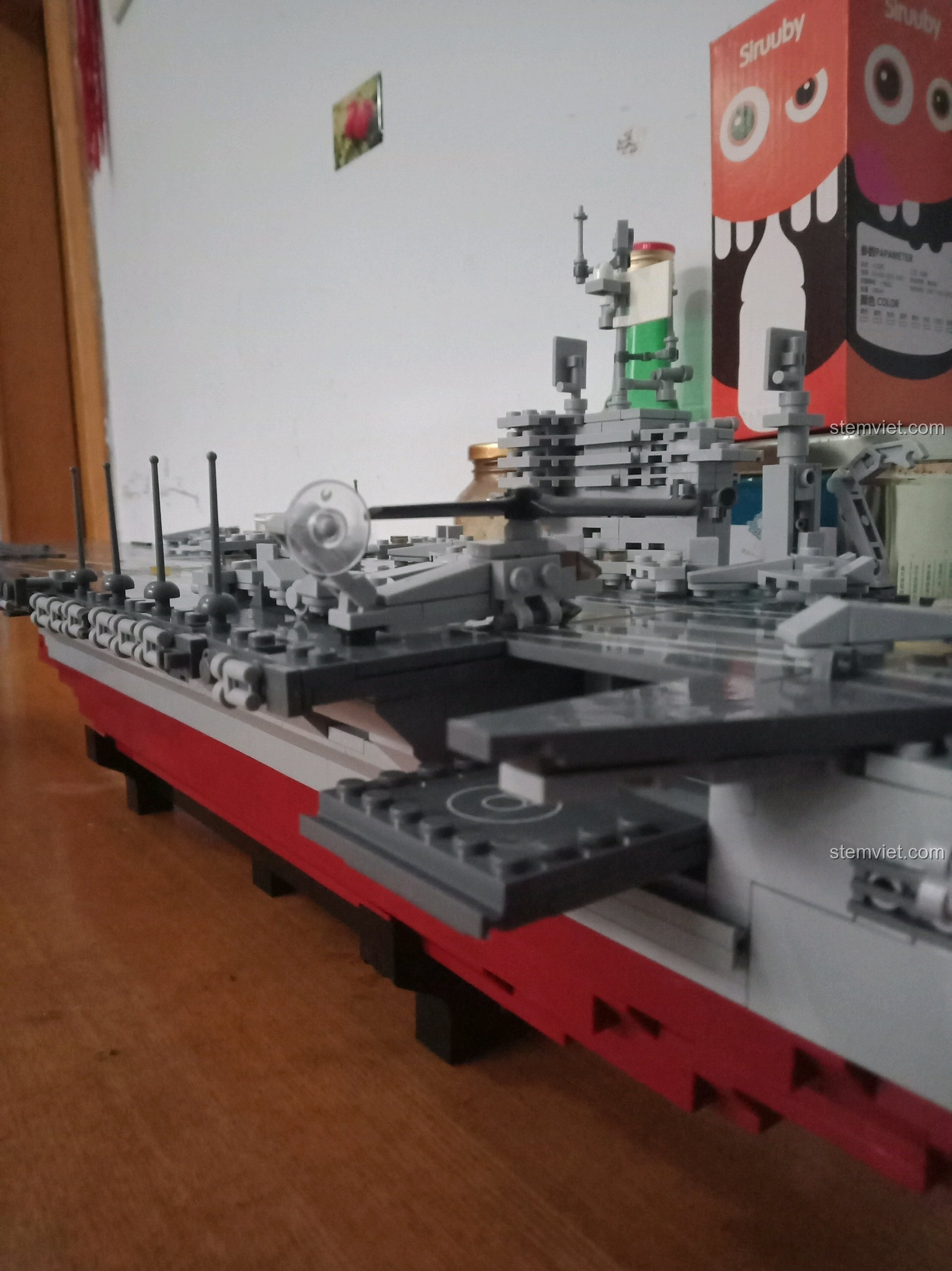 Cận cảnh tháp chỉ huy và hệ thống radar trên mô hình Tàu sân bay USS Kitty Hawk CV-63.